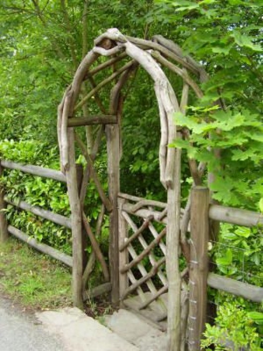 DIY Garden Ideas: Garden Arch and Bench Ideas for an Organized Backyard