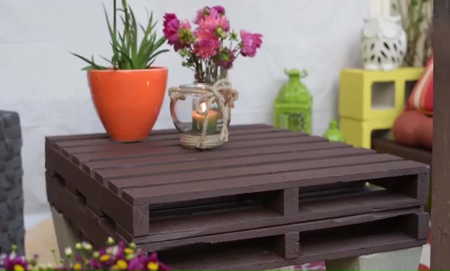DIY Outdoor Furniture Pallet Table and Cinder Block Bench ...