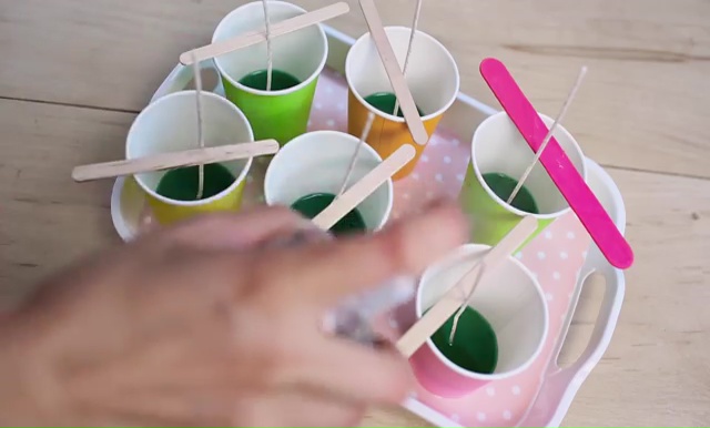 DIY how to make crayon watermelon candles (9)