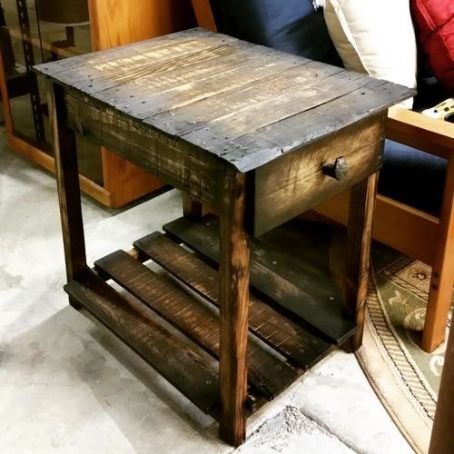 Reclaimed Diy Pallet End Tables, How To Make A Side Table From Pallets