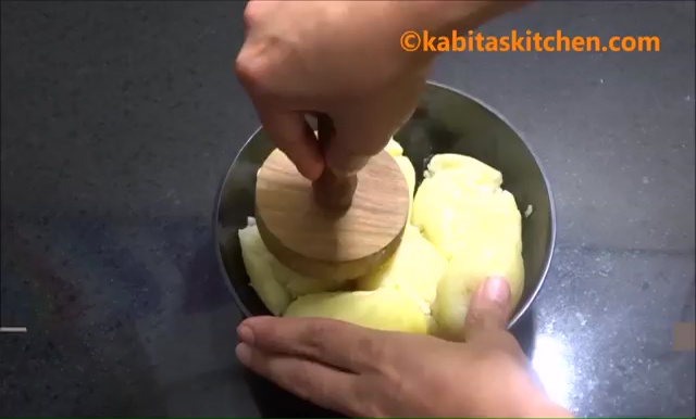 Potato Stuffed Bread Roll Recipe (3)