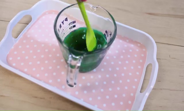 DIY how to make crayon watermelon candles (6)