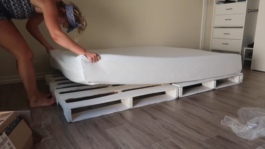 #19 Inexpensive DIY Pallet Bed Frames & Day Bed Ideas ( Invest on Mattress)